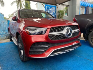 Red Mercedes GLE350: Pano Roof