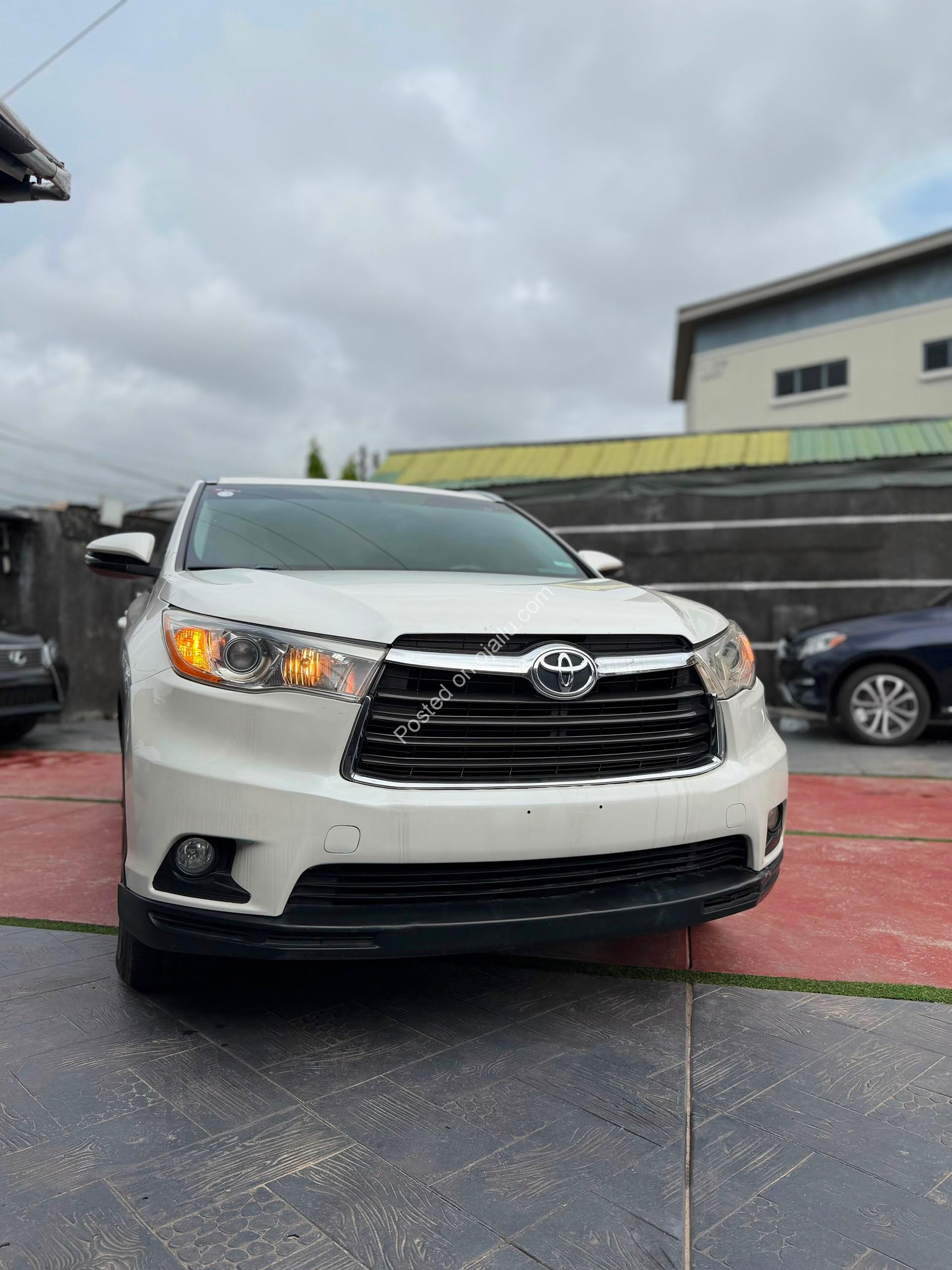 2015 Highlander: 8-Seater Family Beast with Sunroof & Power