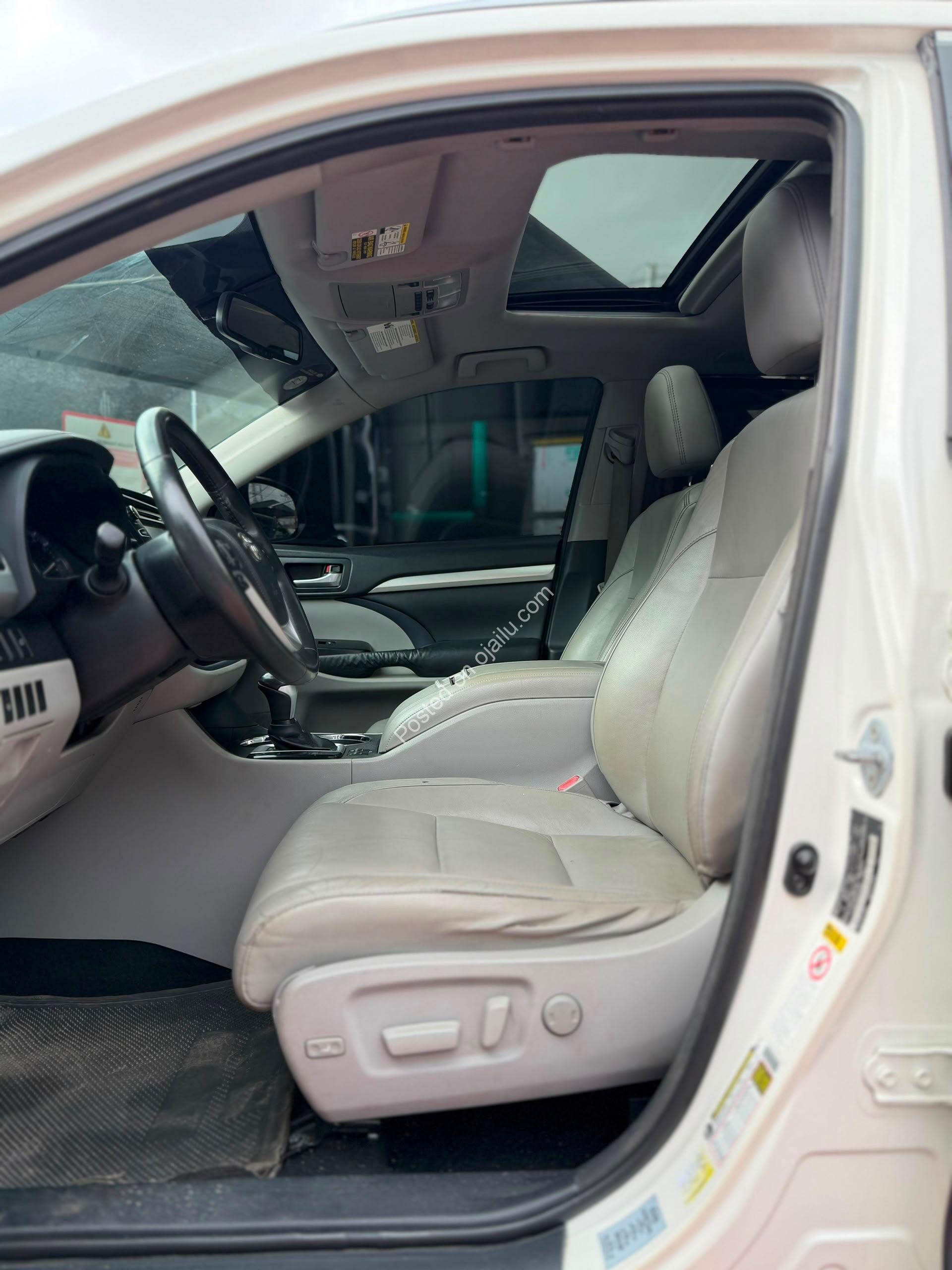 2015 Highlander: 8-Seater Family Beast with Sunroof & Power