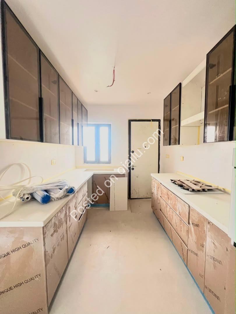 Ikoyi 8th-Floor Stunner: Pool, Gym & C of O