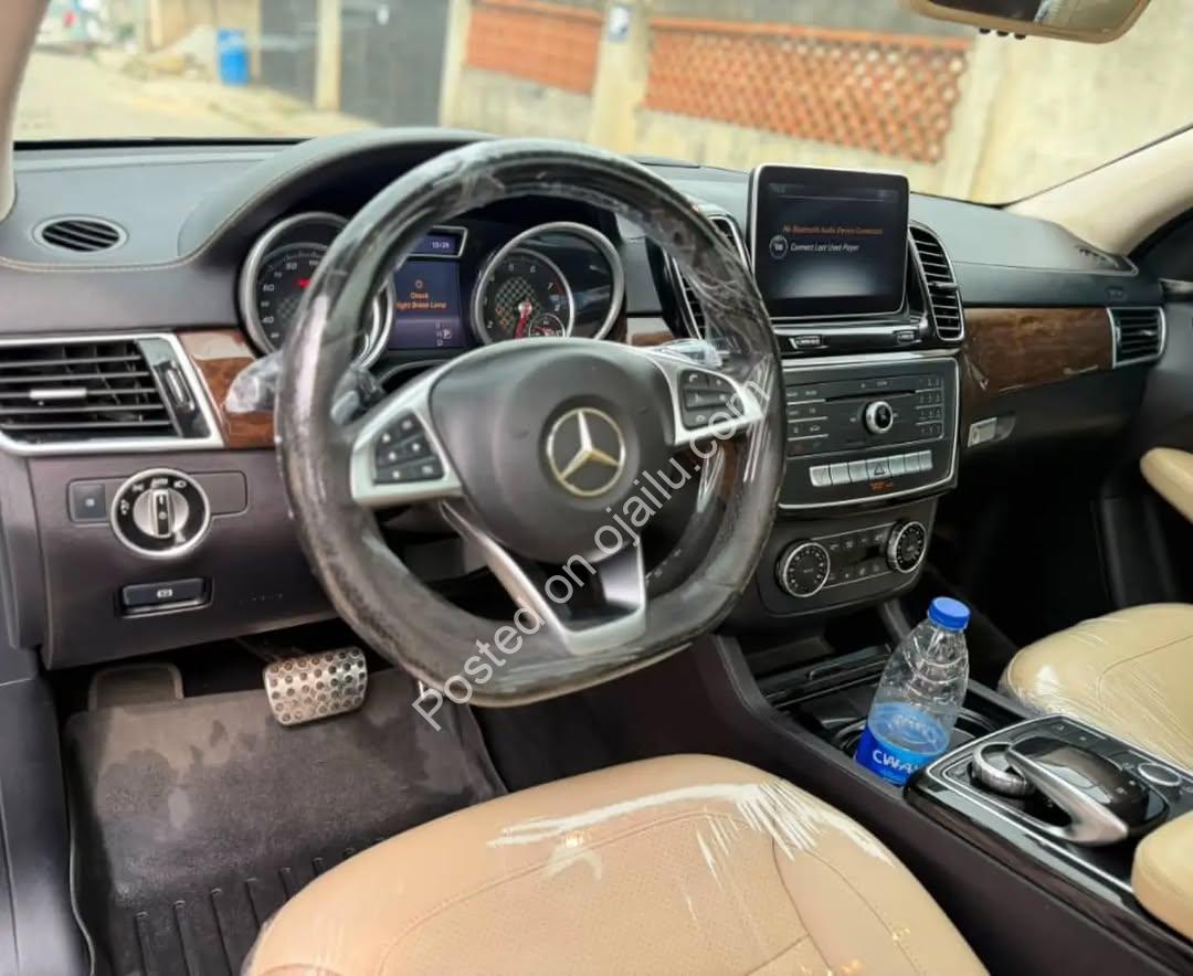 AMG Luxury Beast: Black on Cream Leather, Panoramic Roof, Accident-Free