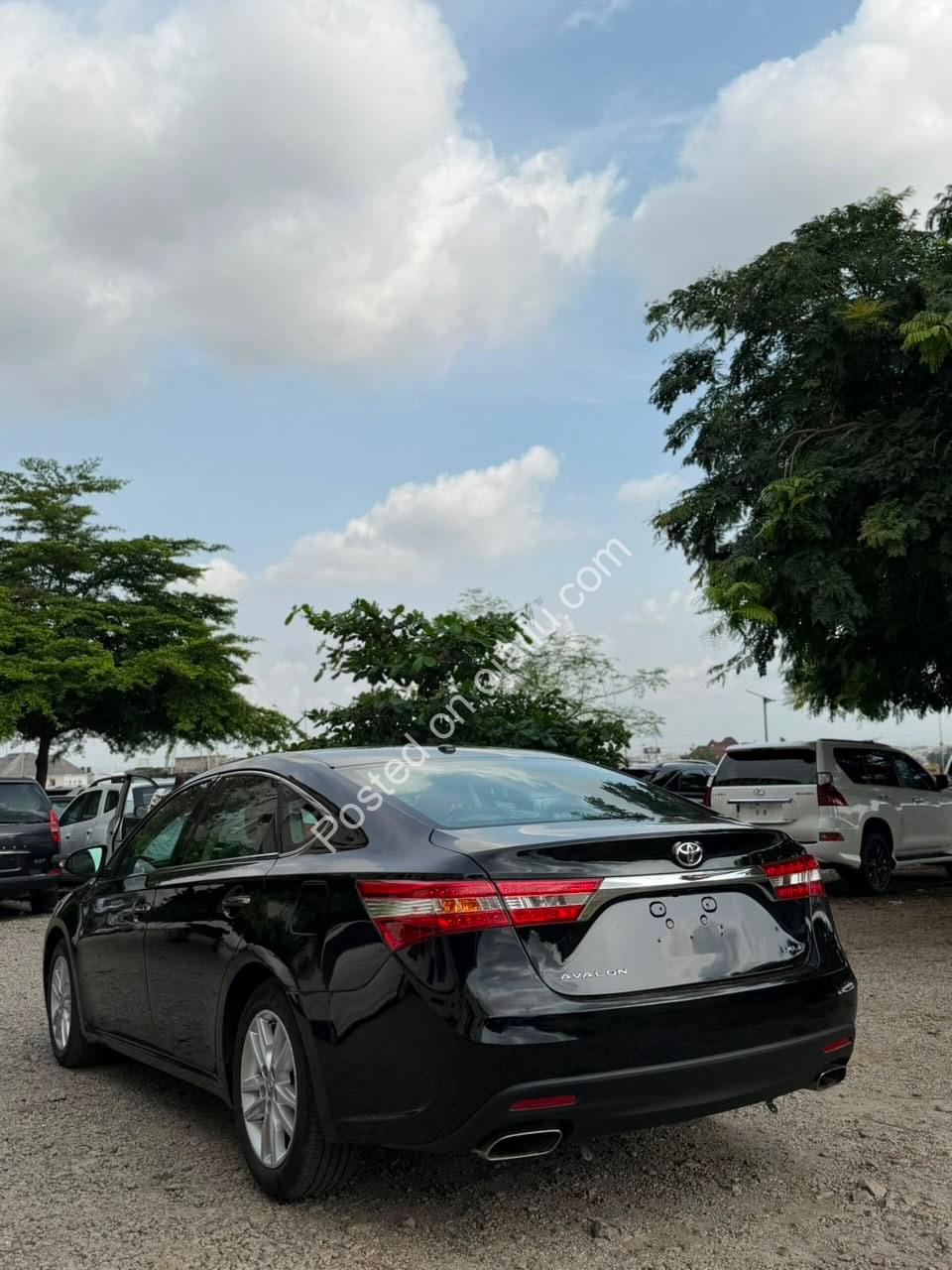 2016 Toyota Avalon XLE: Heated Seats & Clean Duty