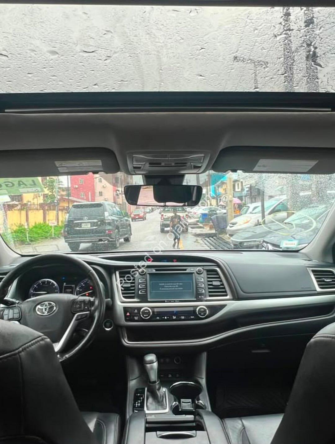 2017 Highlander XLE: Premium Safety & Style, Accident-Free!
