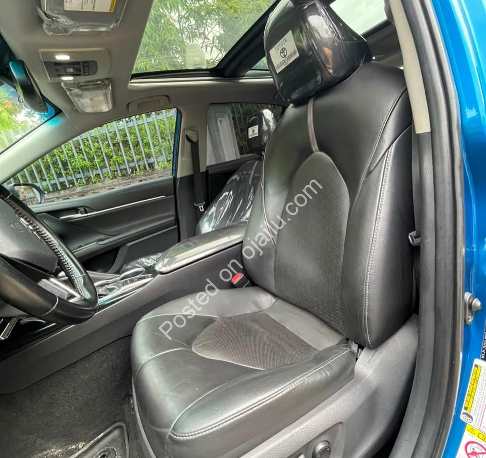 2019 Toyota Camry XSE: Panoramic Roof, Luxury Deals Await!