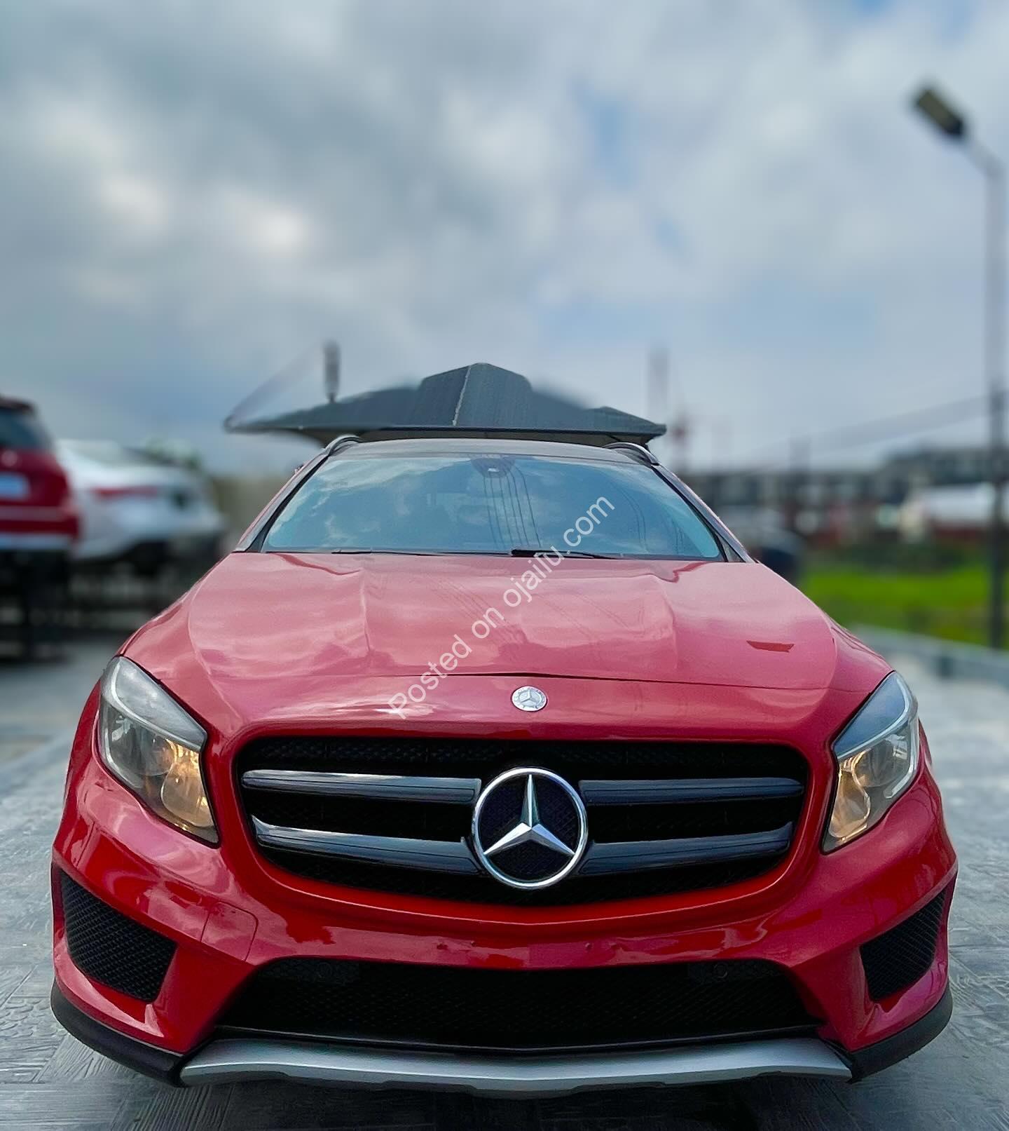 2015 Mercedes GLA250 4matic – Luxury, Panoramic Roof & Reverse Camera