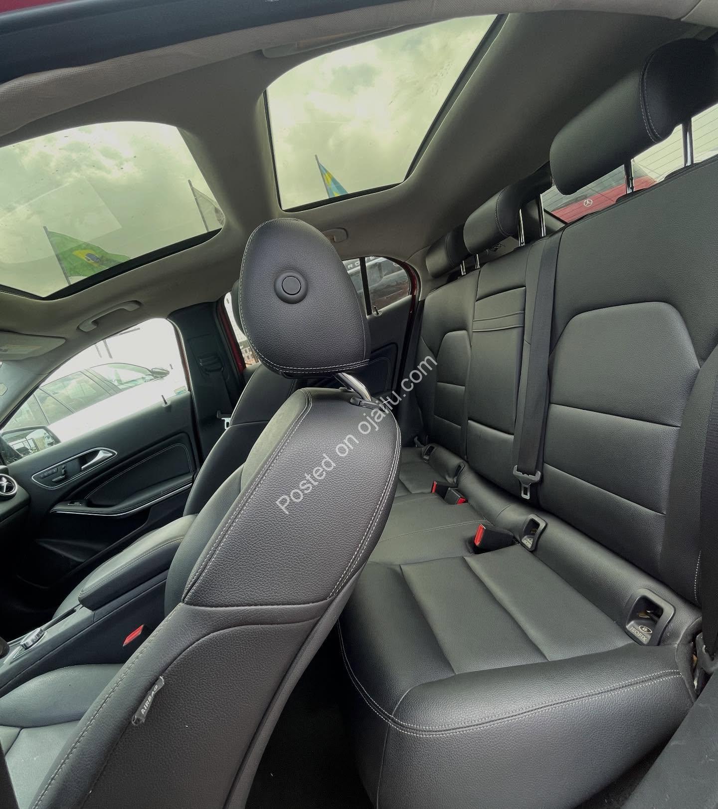 2015 Mercedes GLA250 4matic – Luxury, Panoramic Roof & Reverse Camera