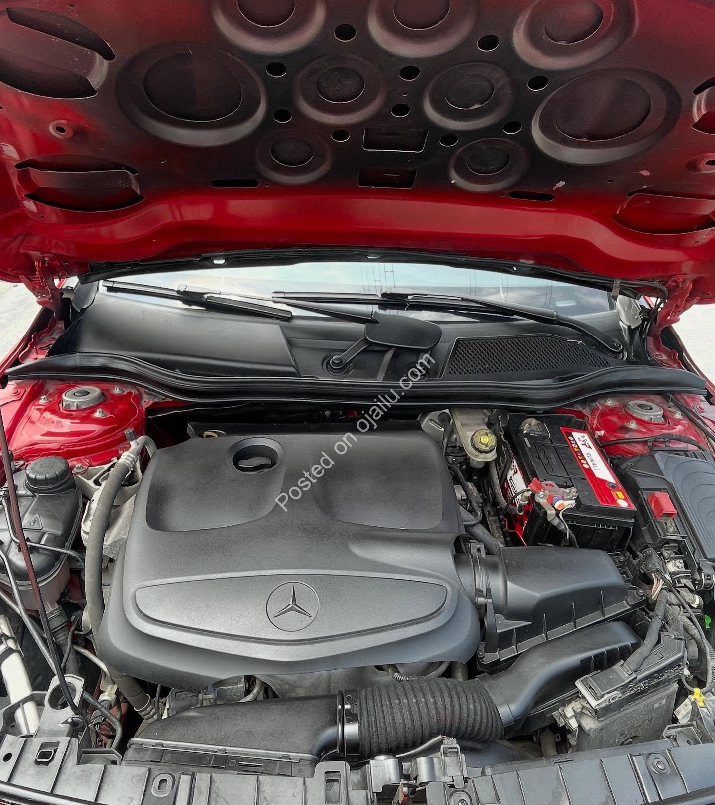 2015 Mercedes GLA250 4matic – Luxury, Panoramic Roof & Reverse Camera