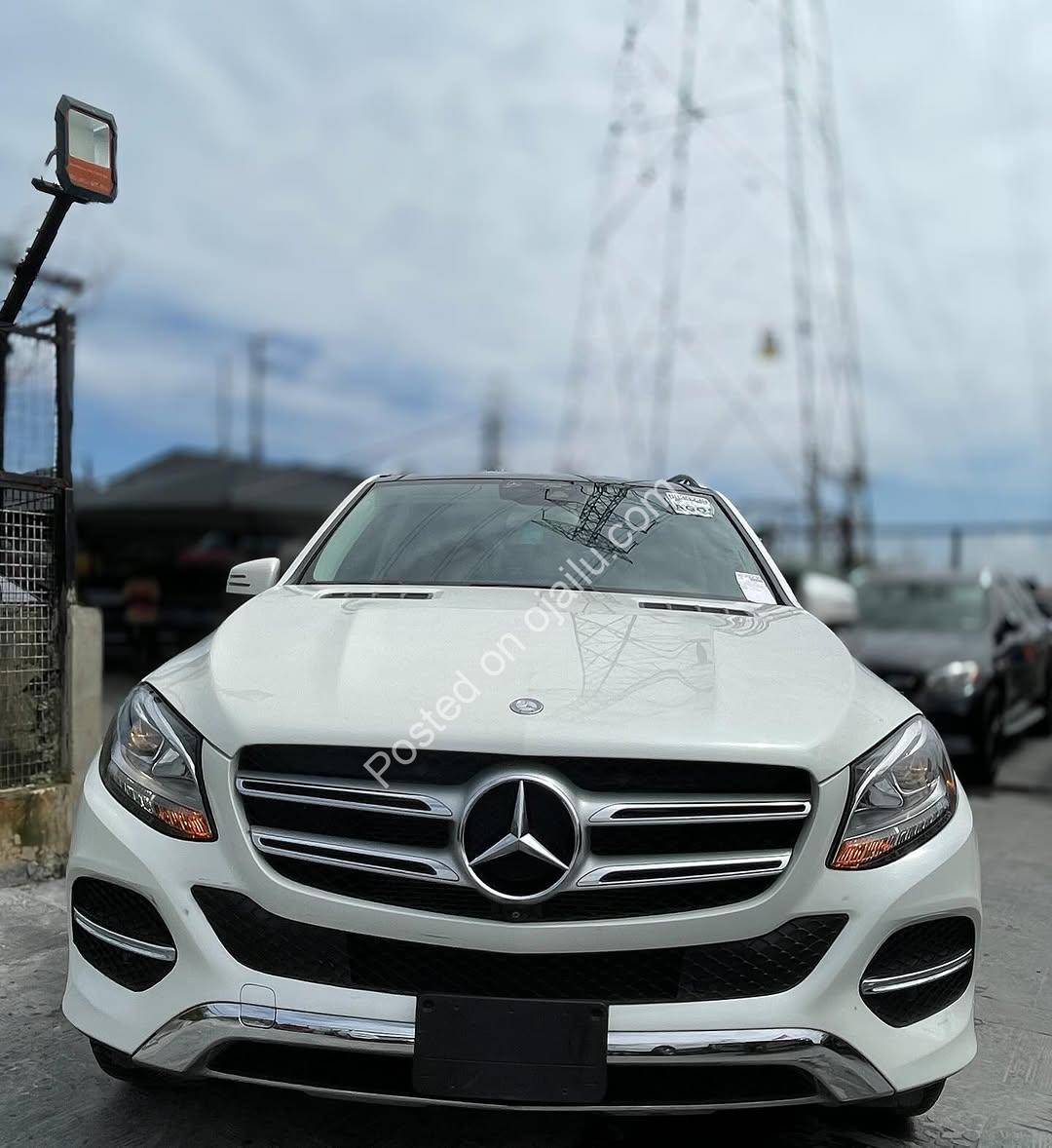2016 Mercedes GLE350: Luxury SUV, Panoramic Moonroof, 360° Camera