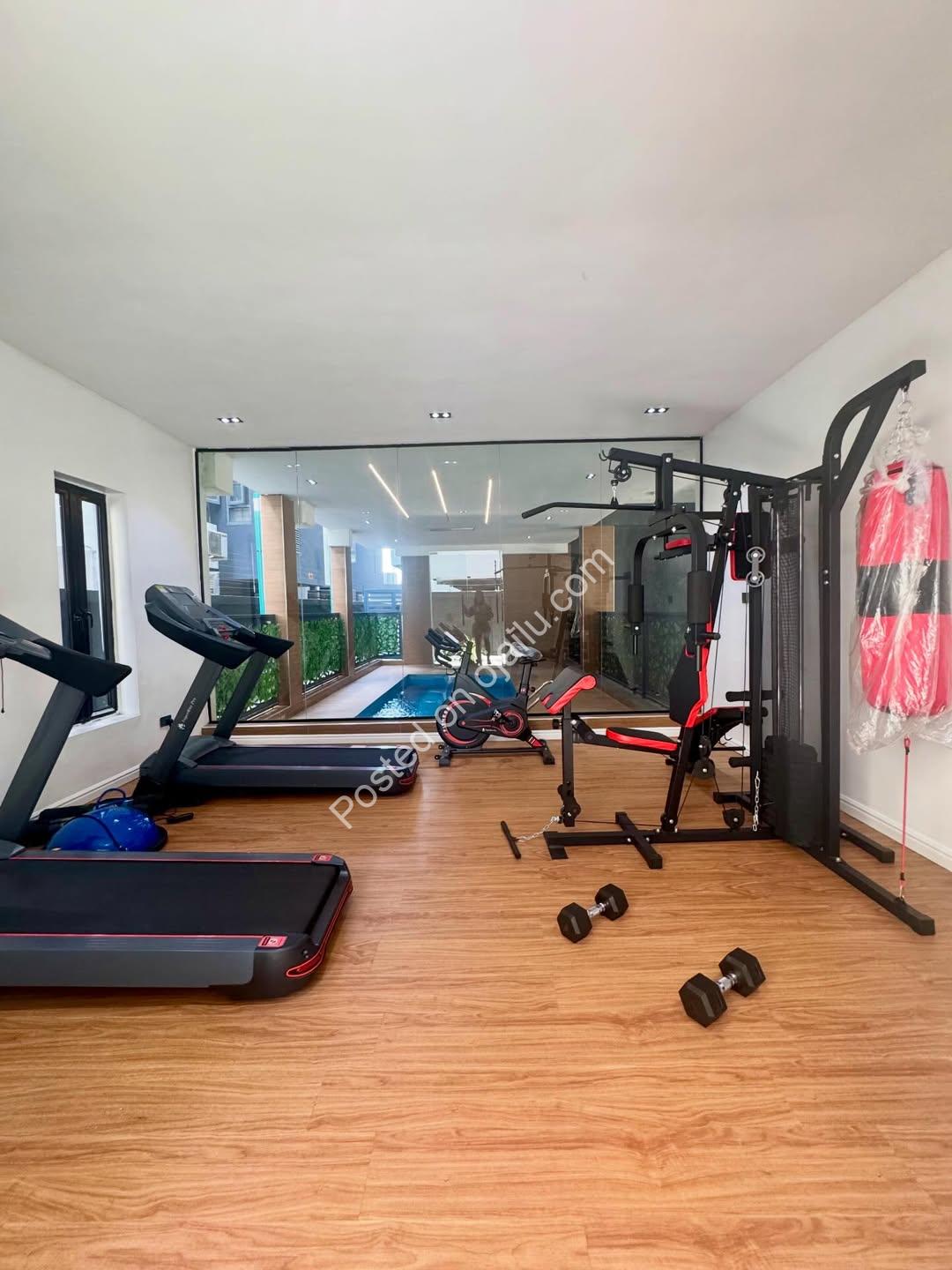 2BR Serviced Oasis: Pool, Gym & Elevator!