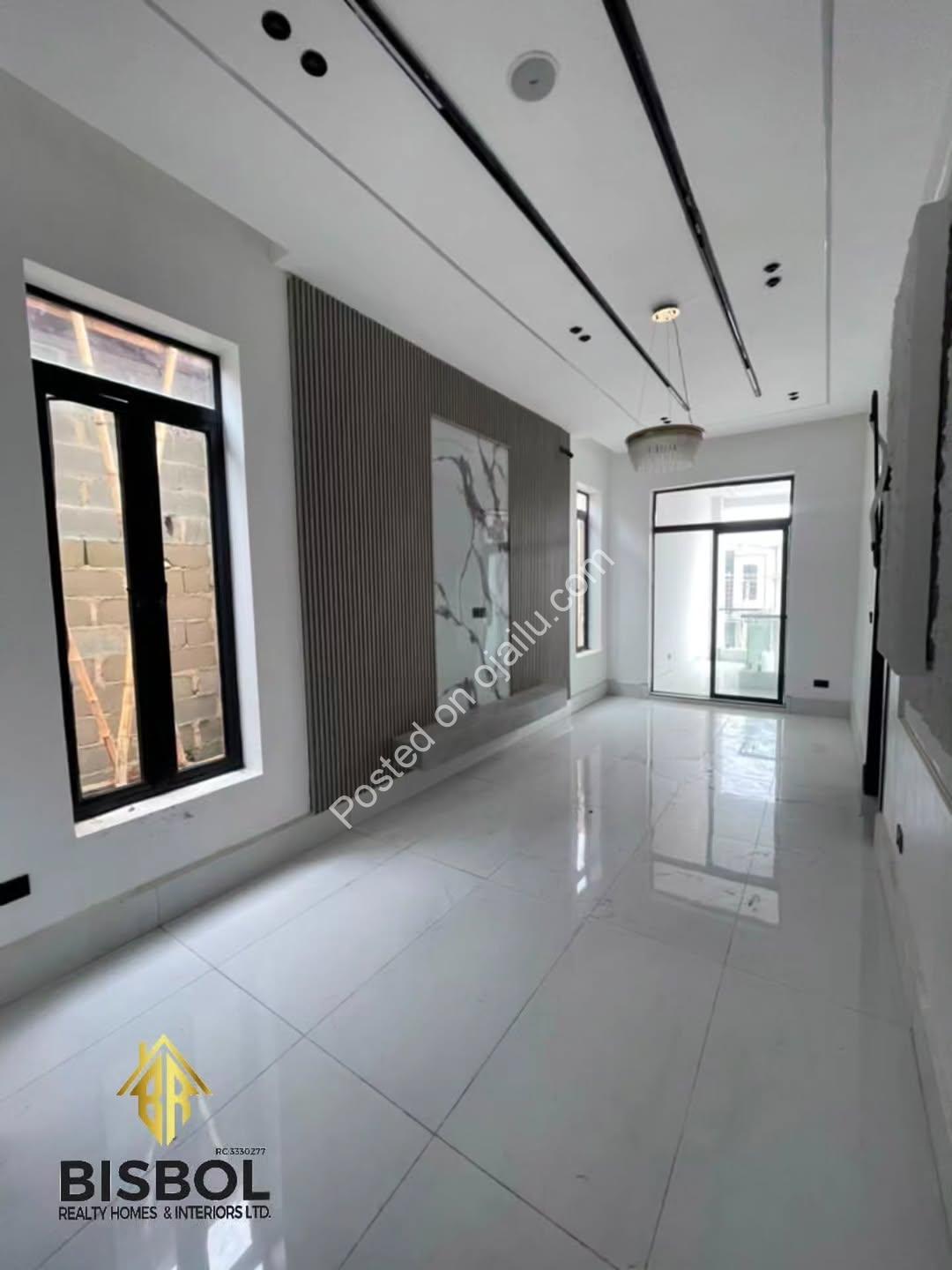 Move in Ready! 5-Bed Duplex with Jacuzzi & Pool