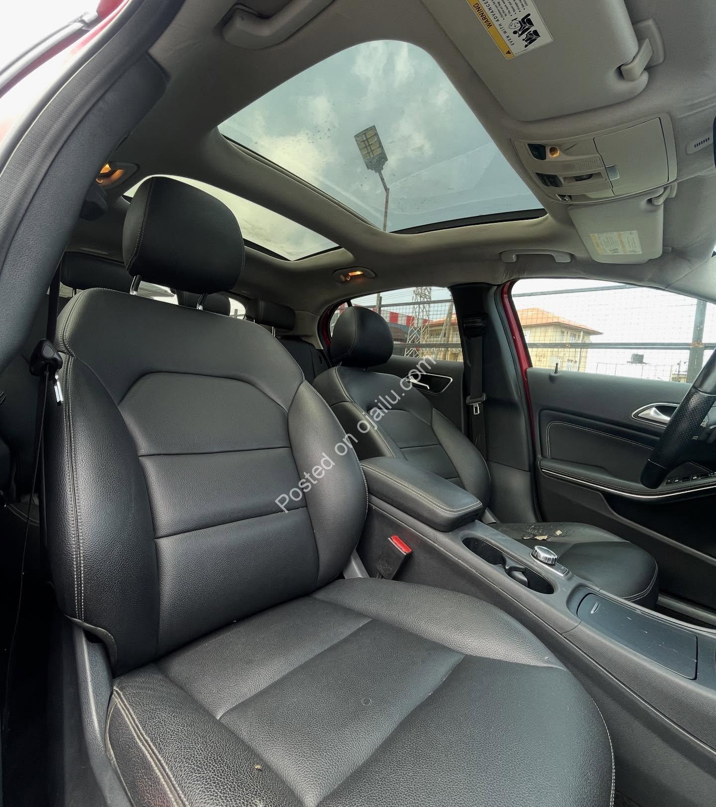 2015 Mercedes GLA250 4matic – Luxury, Panoramic Roof & Reverse Camera