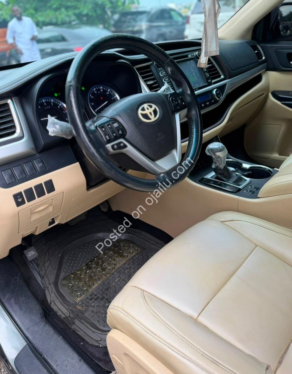 2016 Toyota Highlander XLE AWD: Super Mint, Fully Loaded, Abuja