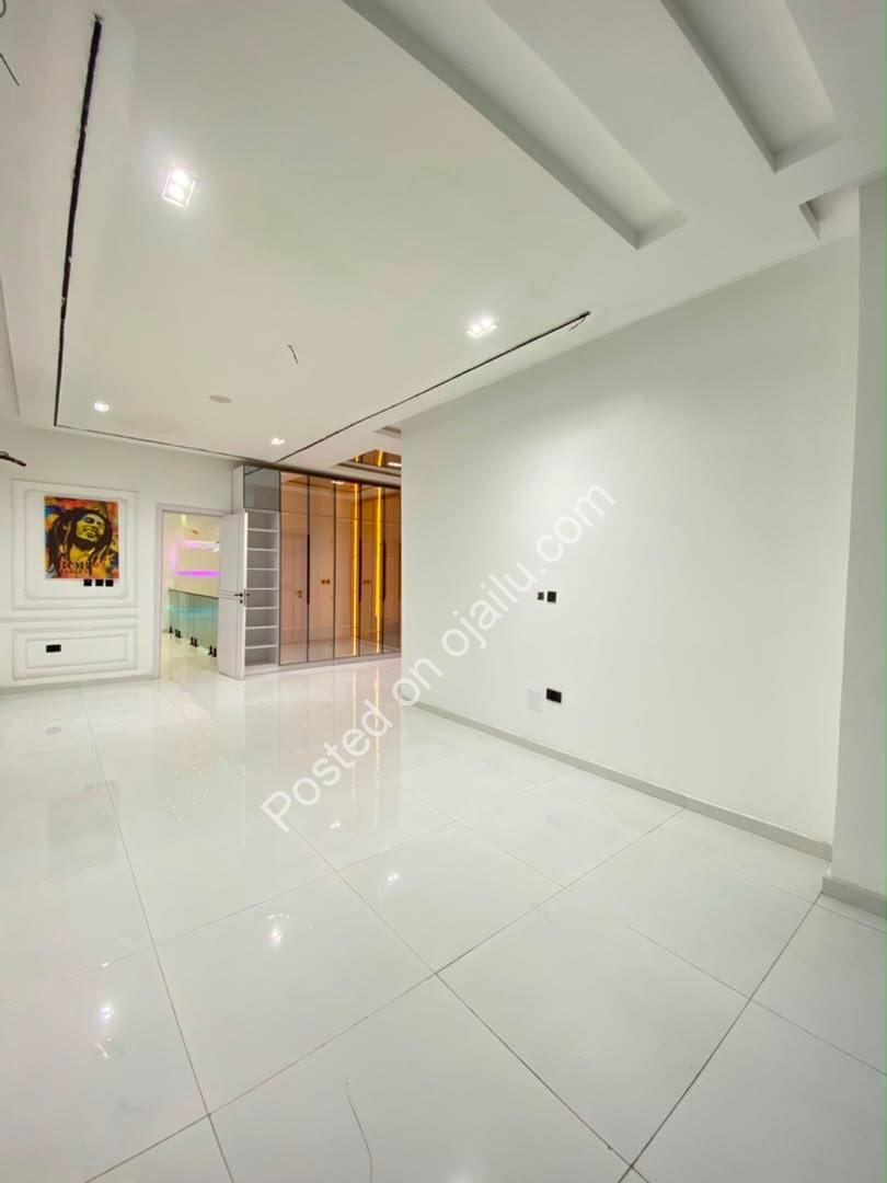 5-Bed Ensuite Duplex: Pool & Smart Features Await