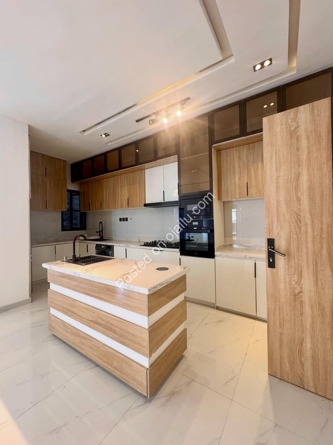 2BR Serviced Oasis: Pool, Gym & Elevator!