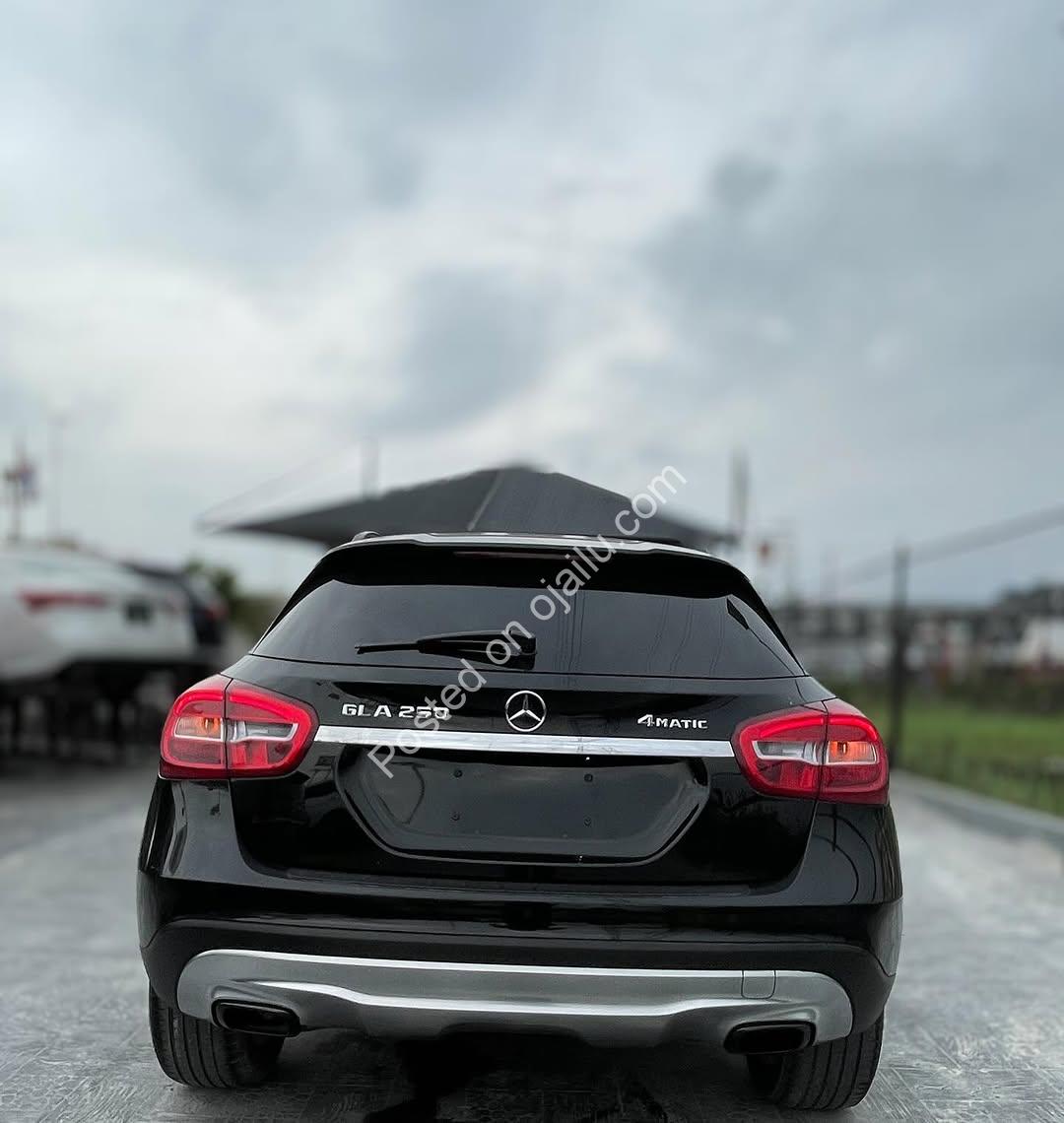 Panoramic Roof | 2016 Mercedes-Benz GLA250 4MATIC – 19.4M