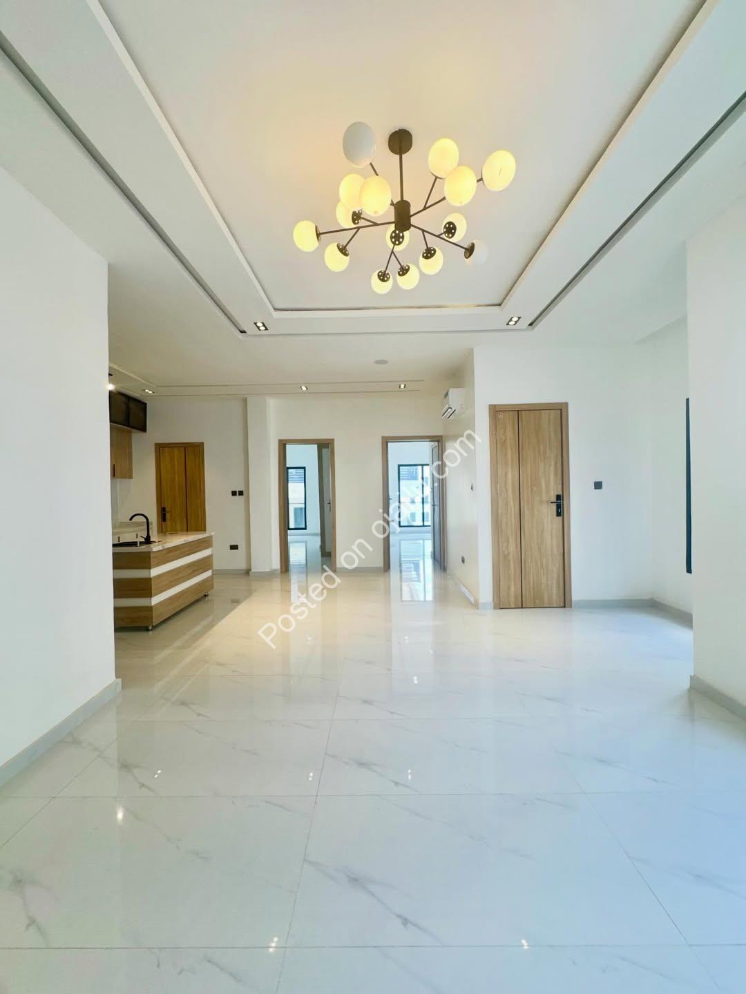 2BR Serviced Oasis: Pool, Gym & Elevator!