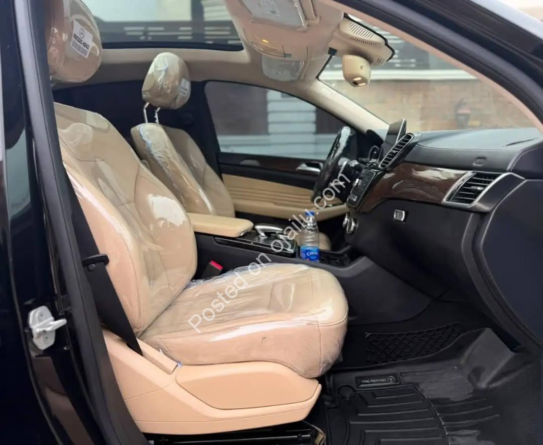 AMG Luxury Beast: Black on Cream Leather, Panoramic Roof, Accident-Free