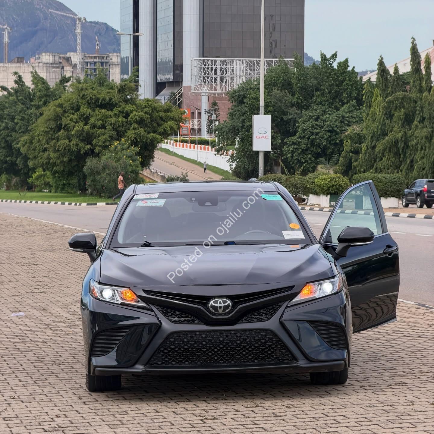 2018 Camry SE: Duty Paid, Sunroof, Pristine