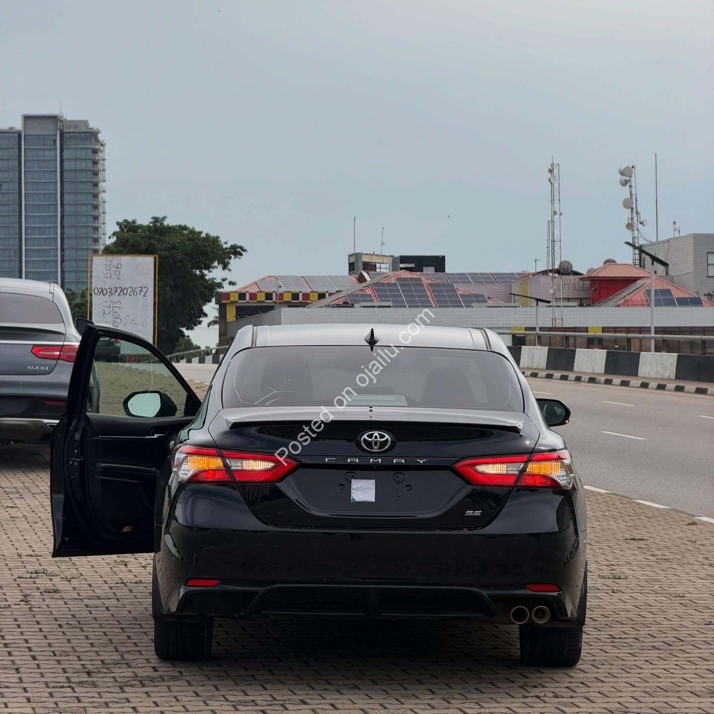 2018 Camry SE: Duty Paid, Sunroof, Pristine