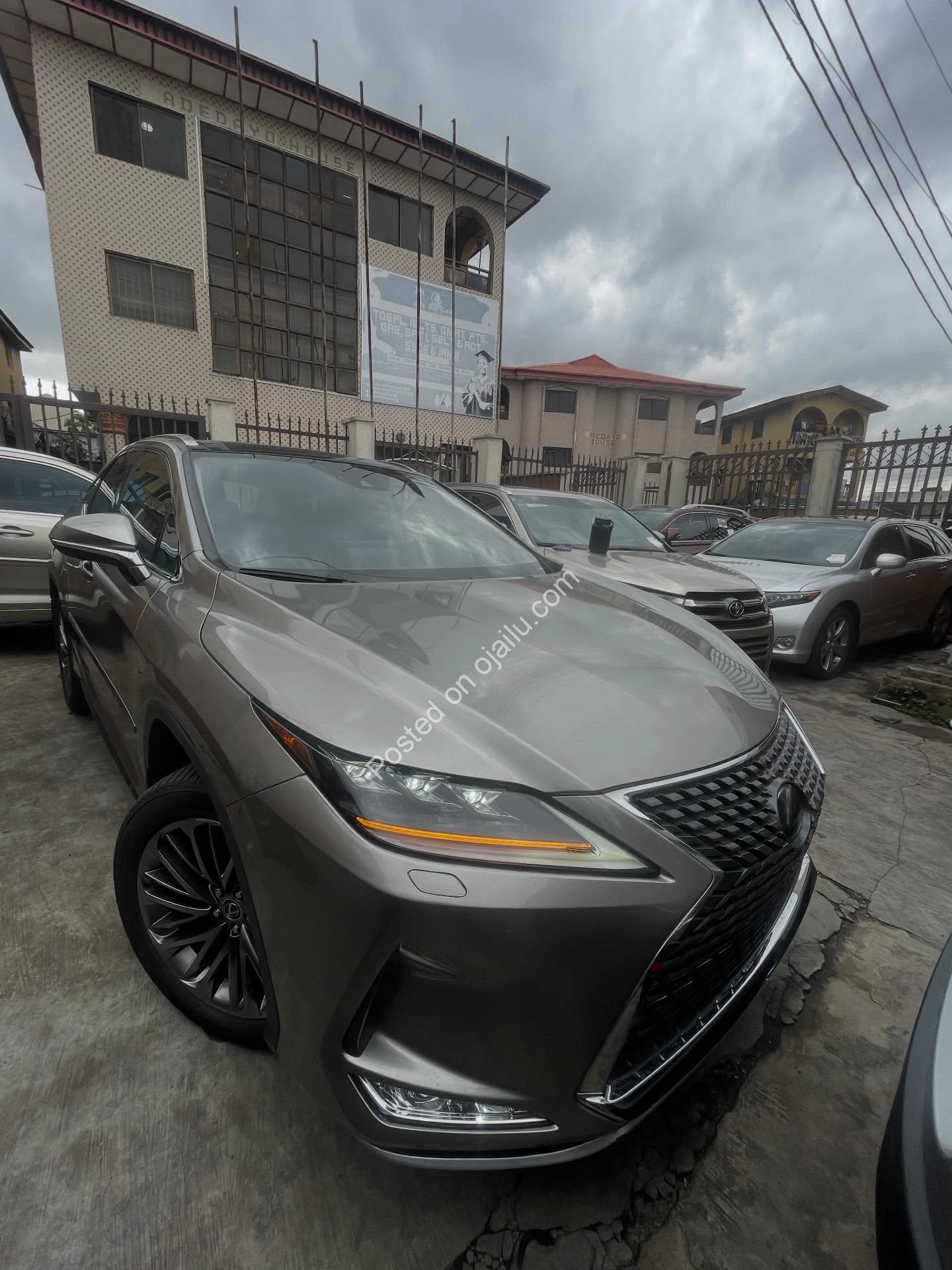 2020 Lexus RX350 Premium: Panoramic Luxury Awaits!