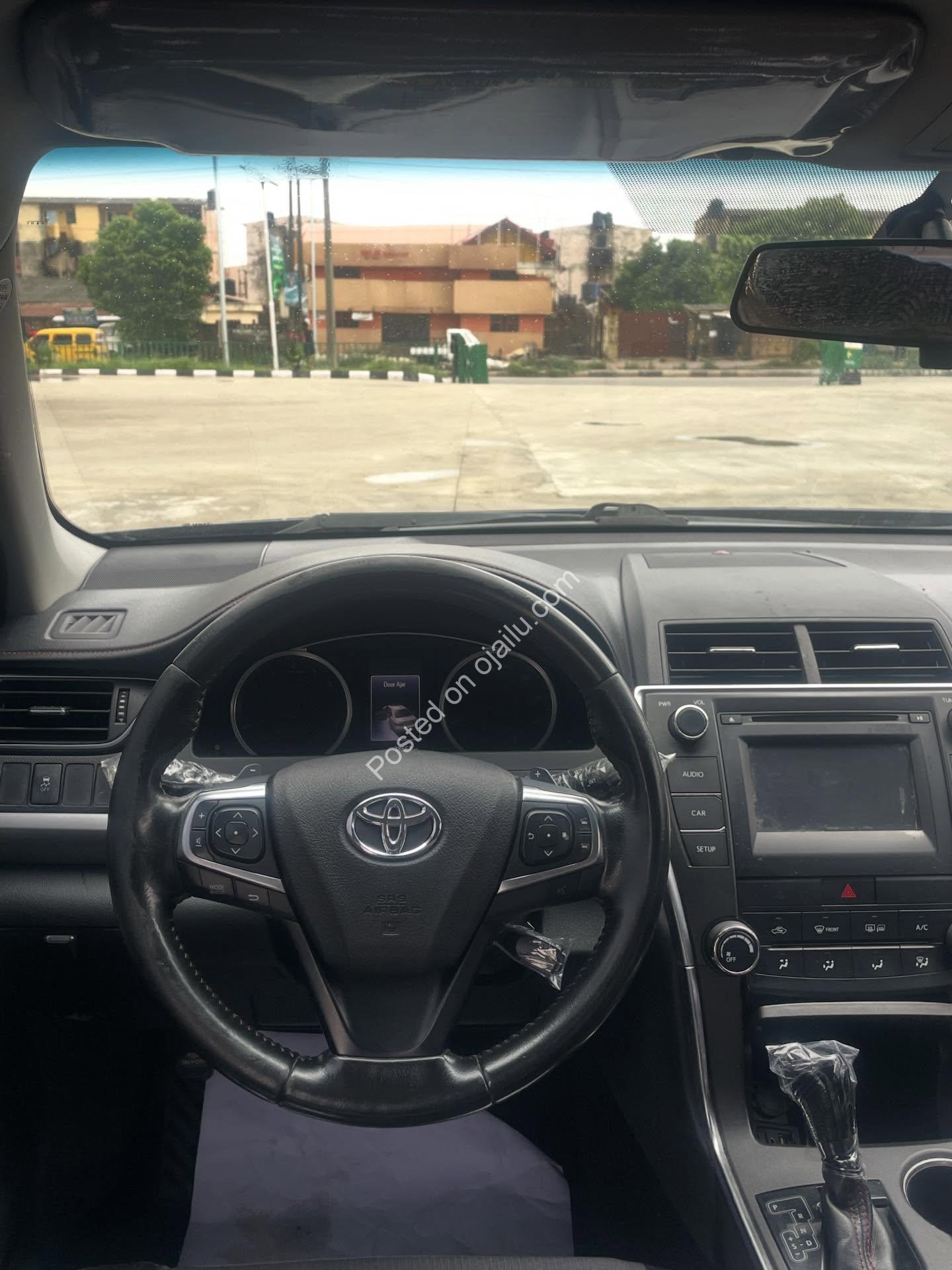 2016 Toyota Camry SE: Touchscreen, Paddle Shifters, 13.5M