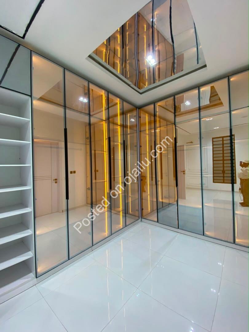 5-Bed Ensuite Duplex: Pool & Smart Features Await