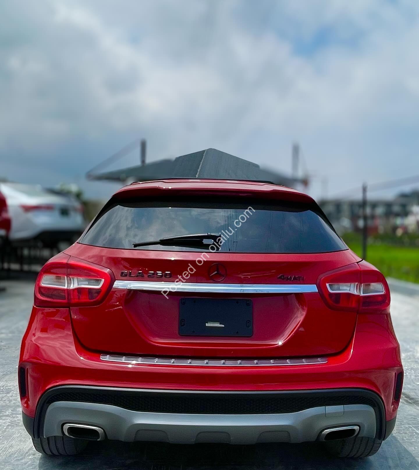 2015 Mercedes GLA250 4matic – Luxury, Panoramic Roof & Reverse Camera