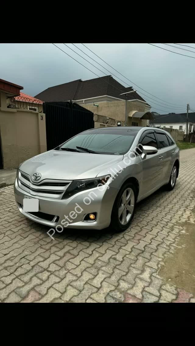 2010 Toyota Venza XLE: Pristine Engine, Perfect AC, 1st Owner.