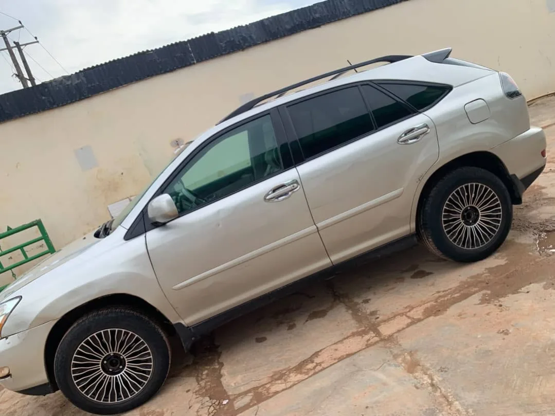 2005 Lexus RX330: Tesla Screen, Icy AC, Perfect Engine – 8.4M