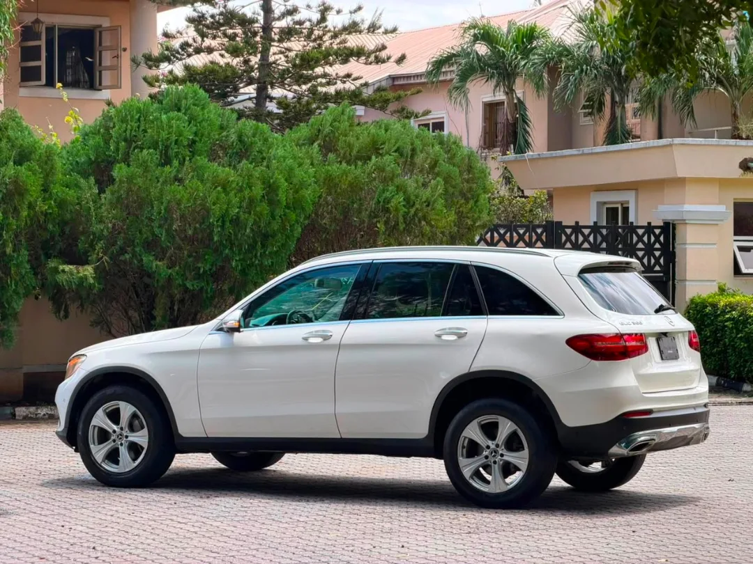 Mercedes GLC300: 360° Cam, Pano Roof, Accident-Free