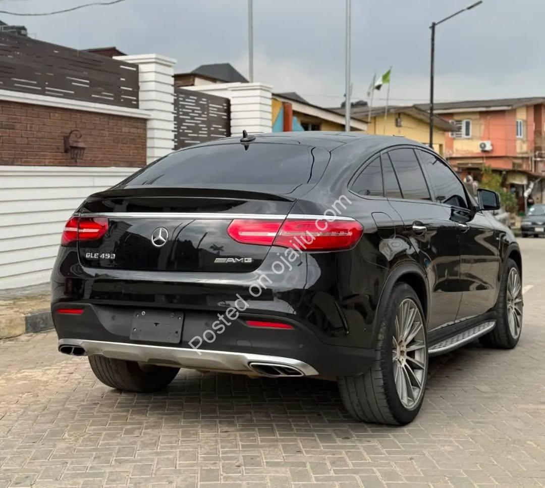 AMG Luxury Beast: Black on Cream Leather, Panoramic Roof, Accident-Free