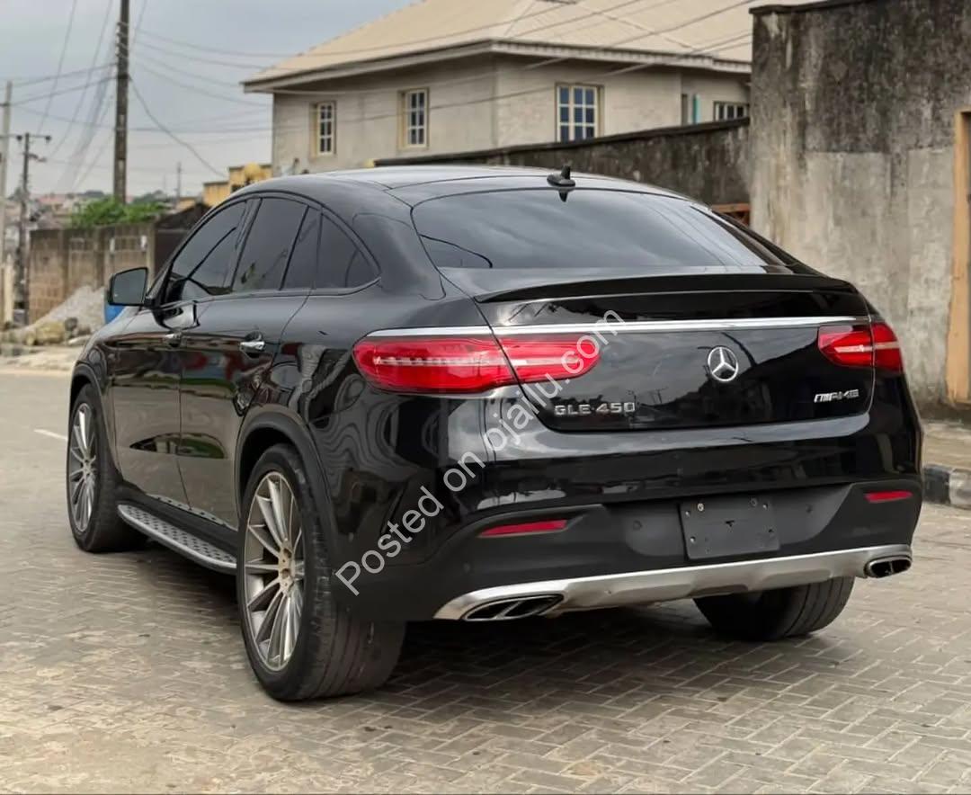 AMG Luxury Beast: Black on Cream Leather, Panoramic Roof, Accident-Free