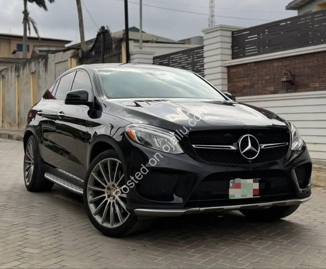 AMG Luxury Beast: Black on Cream Leather, Panoramic Roof, Accident-Free