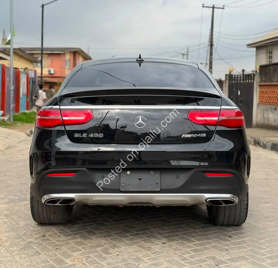 AMG Luxury Beast: Black on Cream Leather, Panoramic Roof, Accident-Free