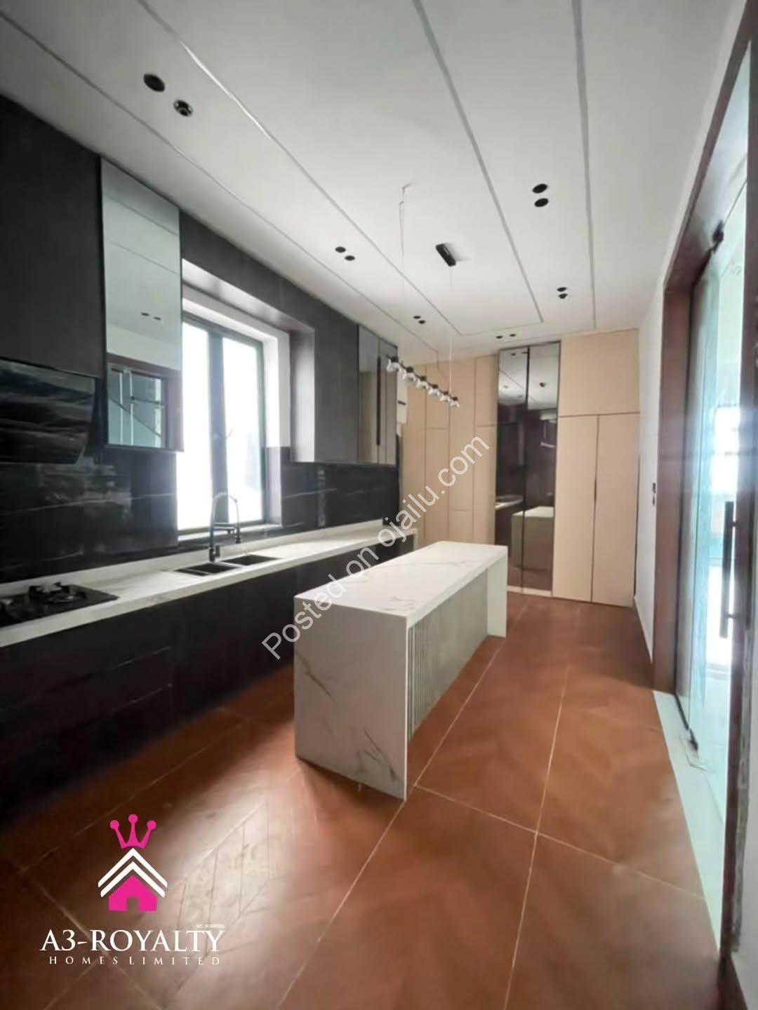 Move-In Ready: 5BR Duplex with Pool & Jacuzzi