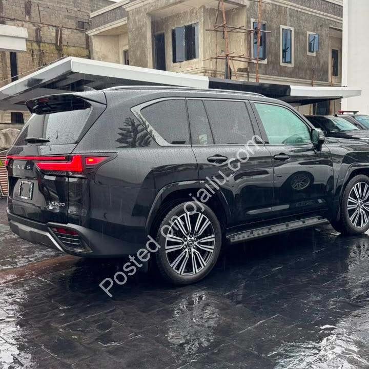 2025 Lexus LX600 – Black Luxury, Twin-Turbo Power
