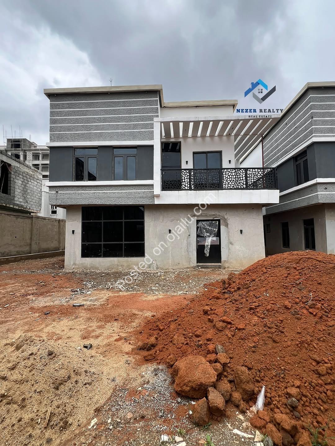 Luxe 5-Bed Duplex: 400sqm, BQ, Private Lounge, C of O