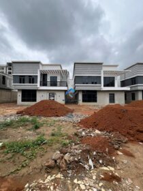 Luxe 5-Bed Duplex: 400sqm