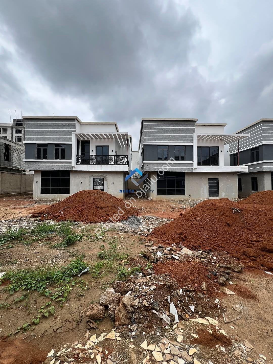 Luxe 5-Bed Duplex: 400sqm, BQ, Private Lounge, C of O