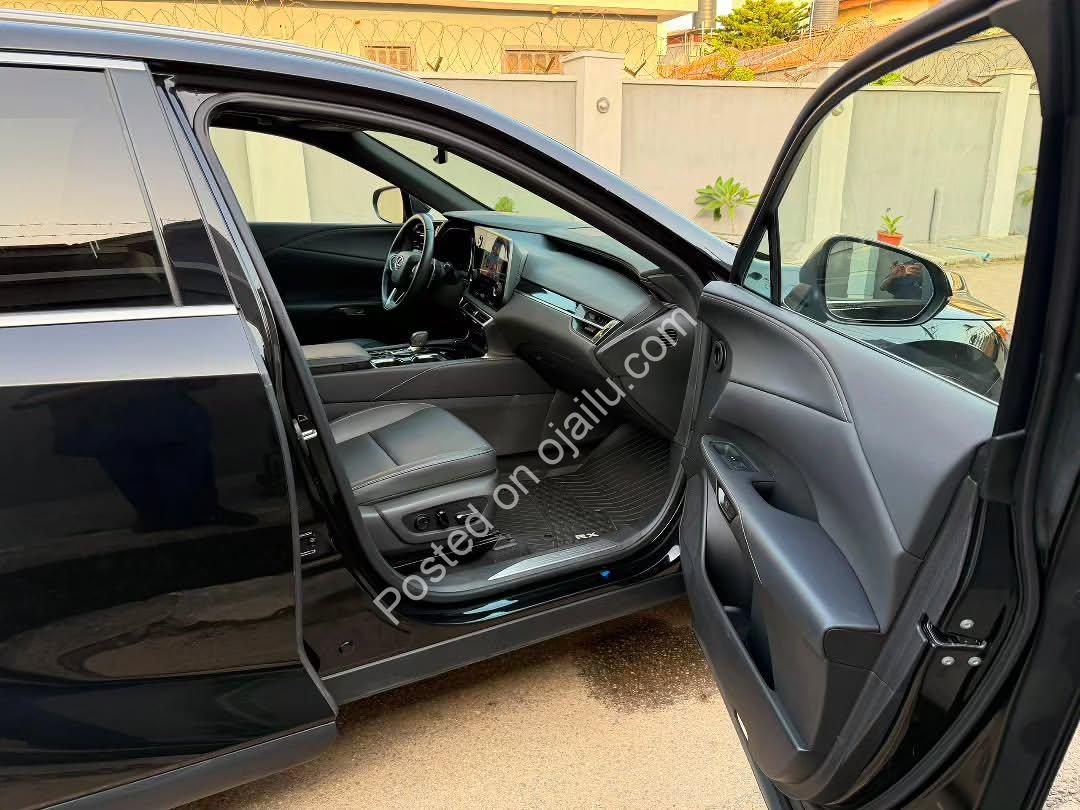 2023 Lexus RX350 – Pristine Luxury Awaits