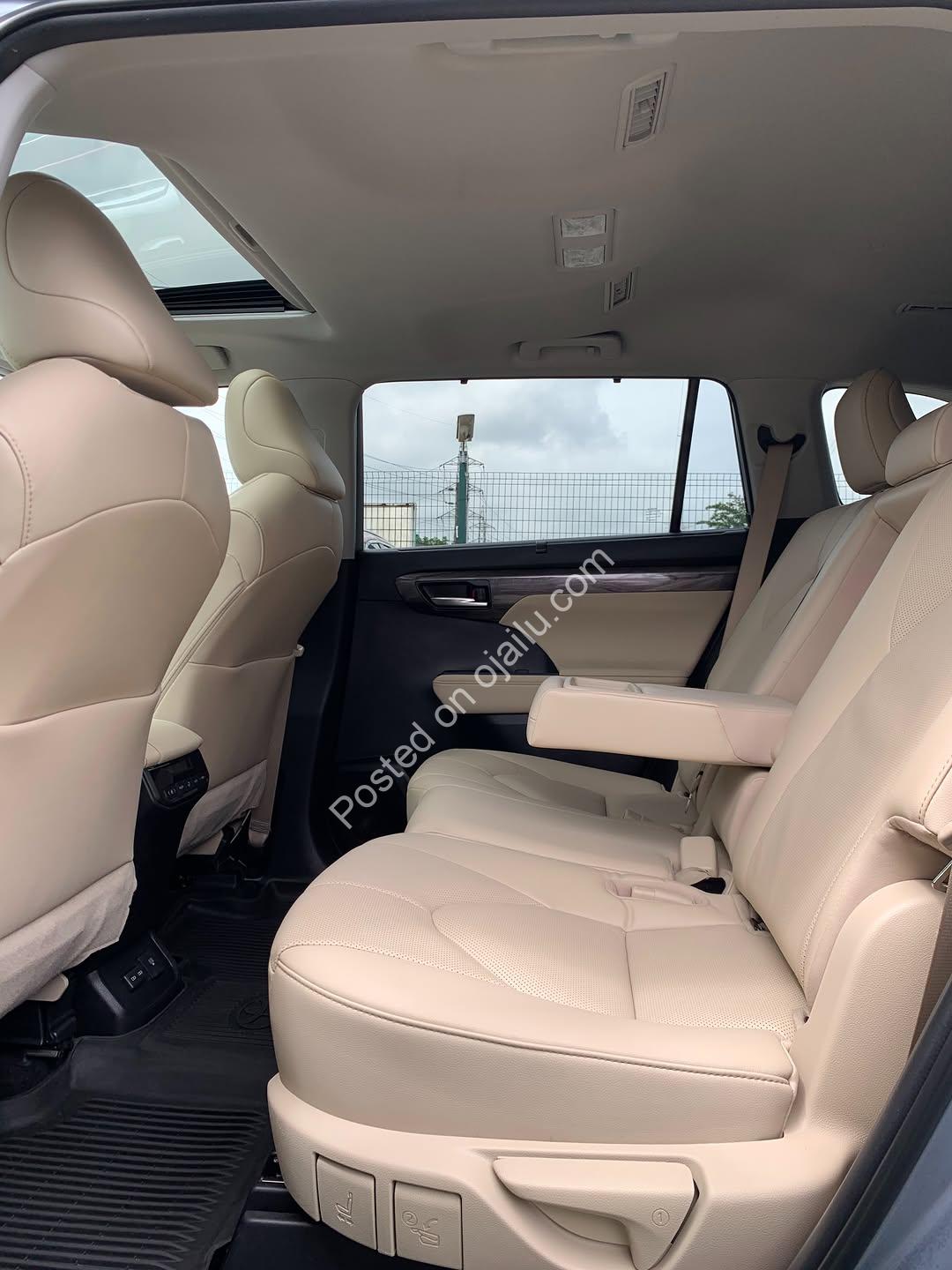 2023 Platinum Highlander: Premium, Pristine, Drive Away Today