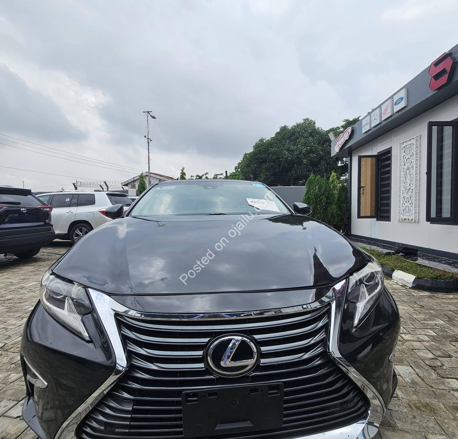 2017 Lexus ES 350: Accident-Free, 2026 Duty – 26M Only