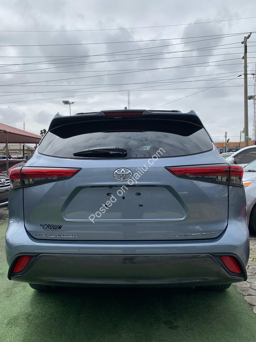 2023 Platinum Highlander: Premium, Pristine, Drive Away Today