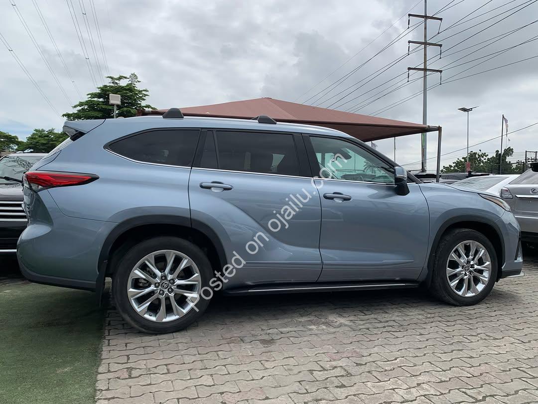 2023 Platinum Highlander: Premium, Pristine, Drive Away Today