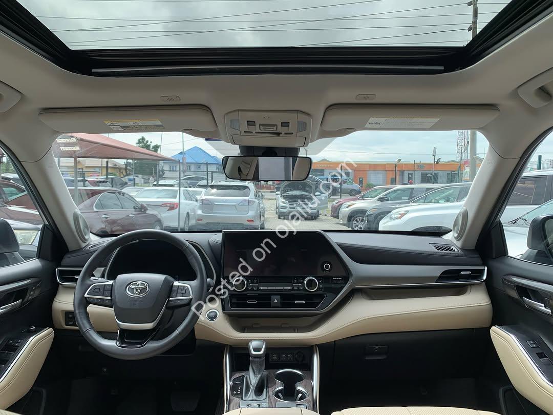 2023 Platinum Highlander: Premium, Pristine, Drive Away Today
