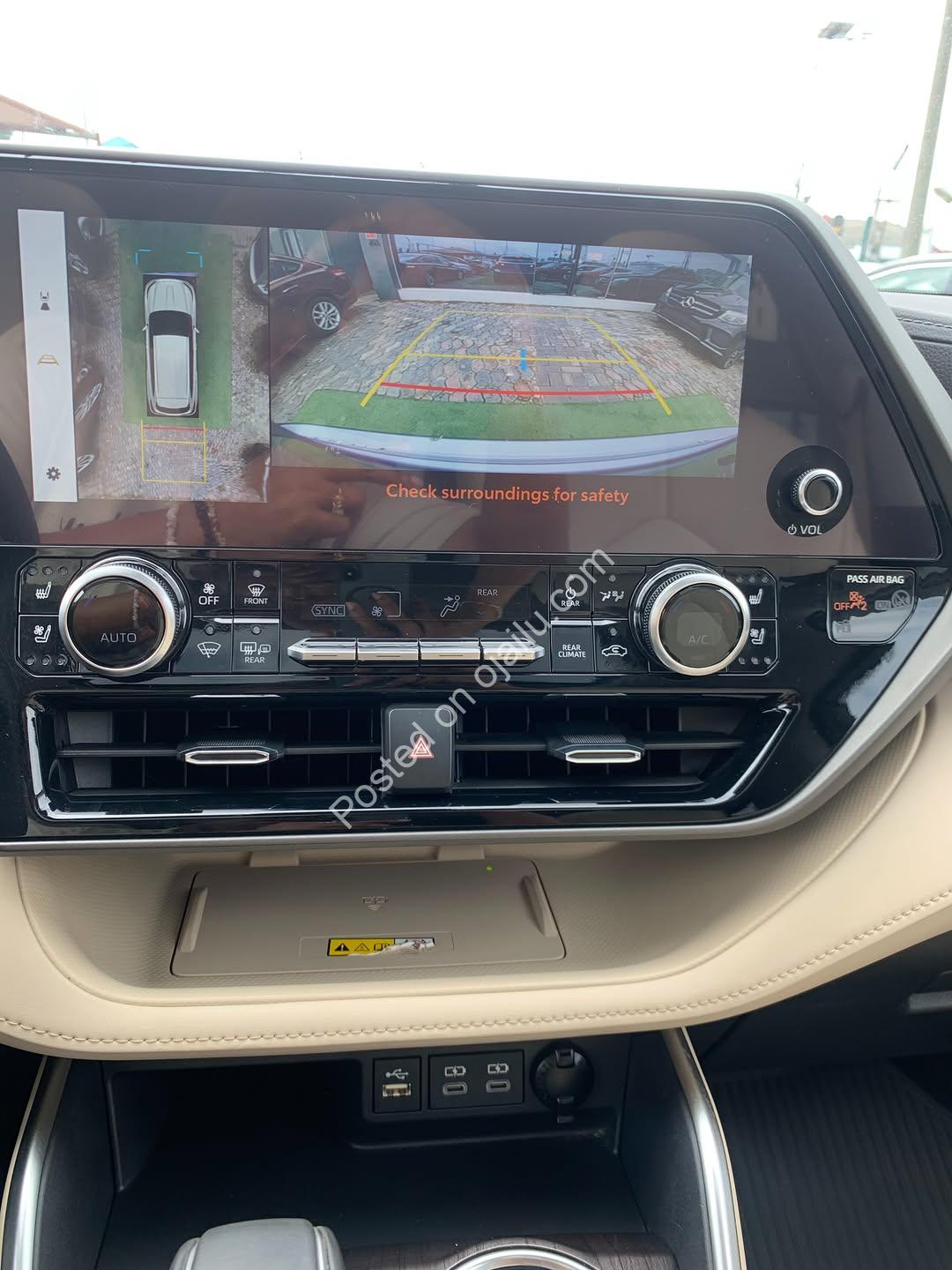 2023 Platinum Highlander: Premium, Pristine, Drive Away Today