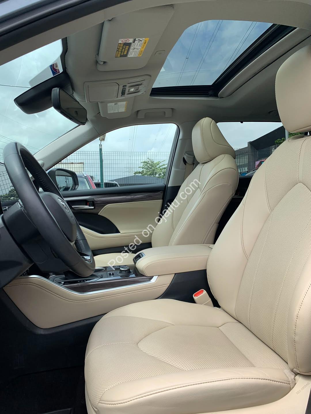 2023 Platinum Highlander: Premium, Pristine, Drive Away Today