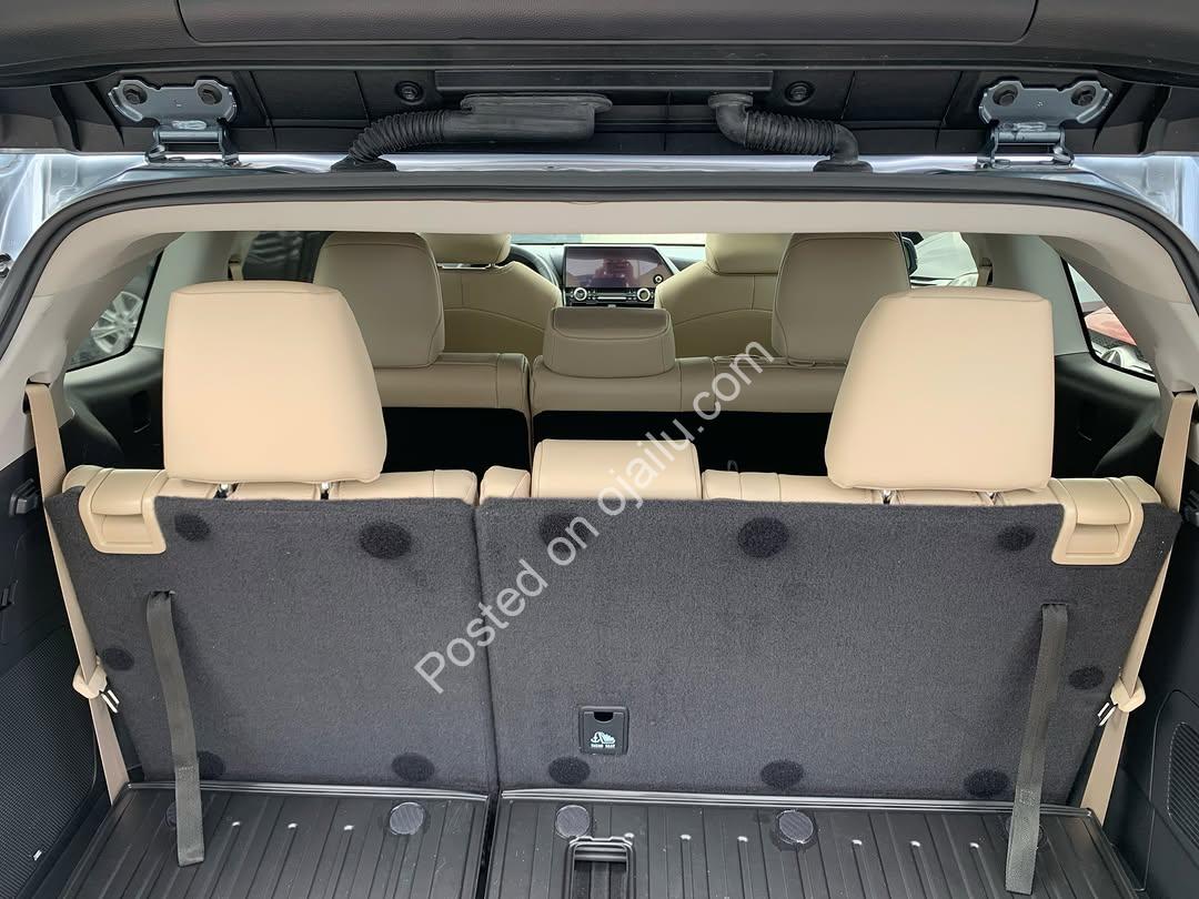 2023 Platinum Highlander: Premium, Pristine, Drive Away Today