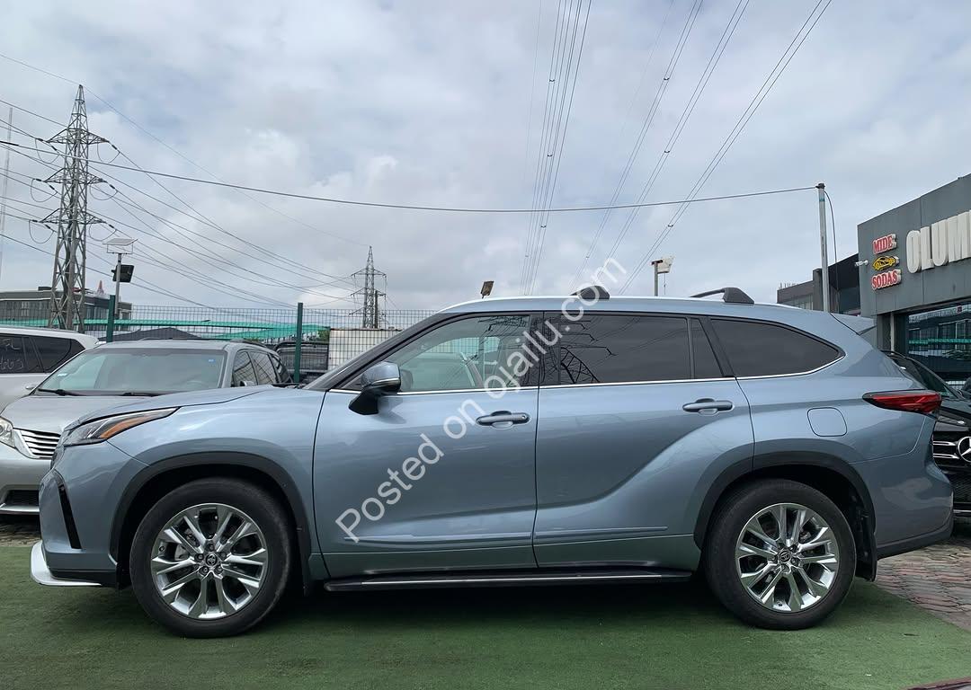 2023 Platinum Highlander: Premium, Pristine, Drive Away Today