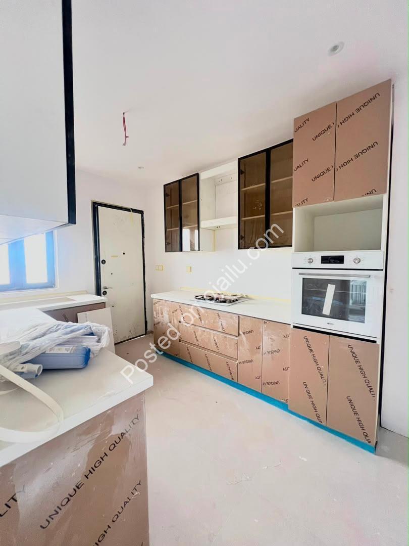 Ikoyi 8th-Floor Stunner: Pool, Gym & C of O